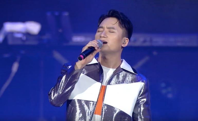 Video: Phan Manh Quynh hat live 'Di de tro ve 4' hinh anh