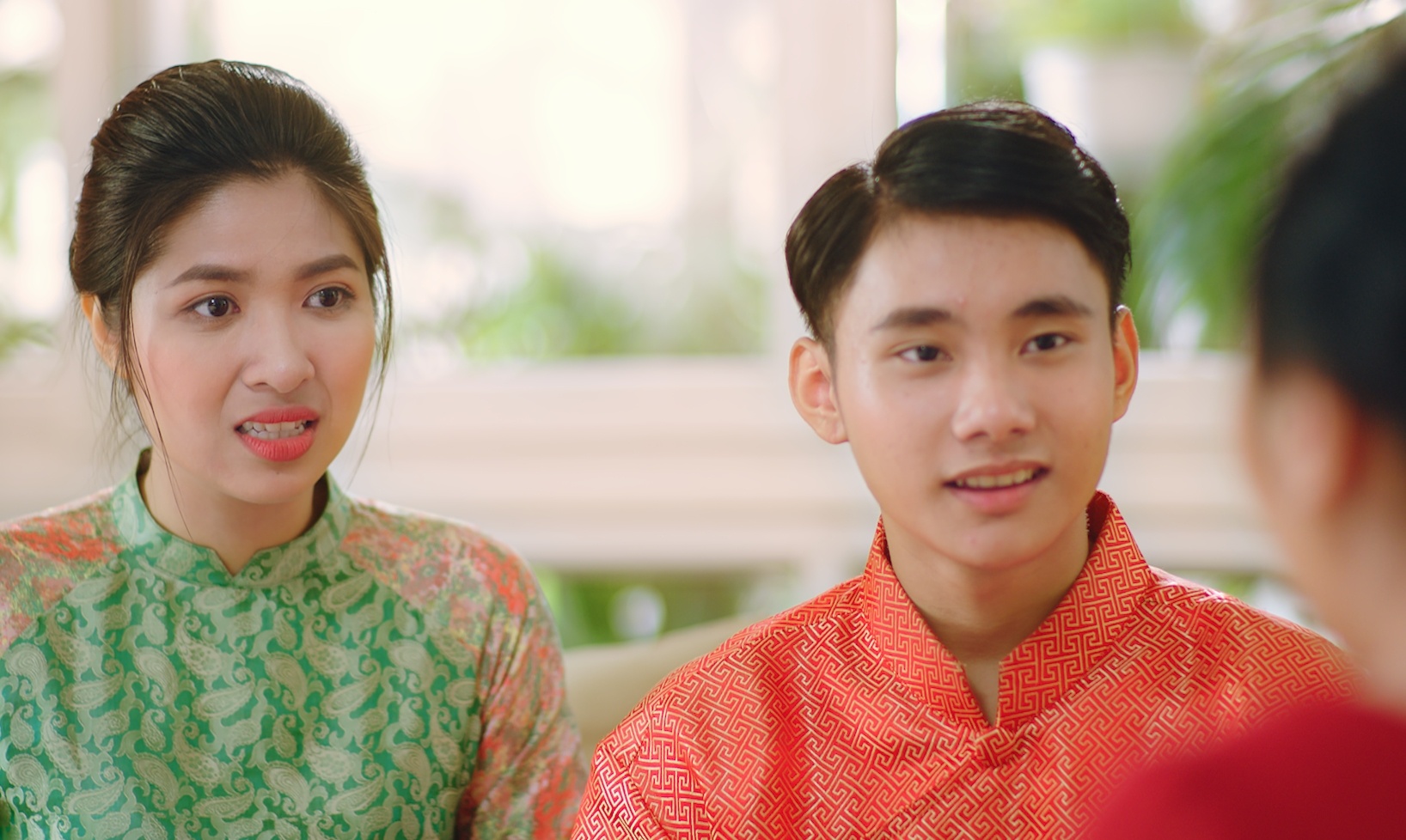 Ninh Duong Lan Ngoc mach fan tra loi cau hoi kho do dip Tet hinh anh