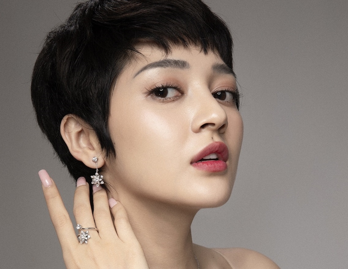 Hoc Bao Anh, Do My Linh phoi do va phu kien de toa sang mua le hoi hinh anh