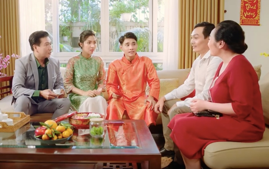 Video: Ninh Duong Lan Ngoc mach fan tra loi cau hoi kho do dip Tet hinh anh