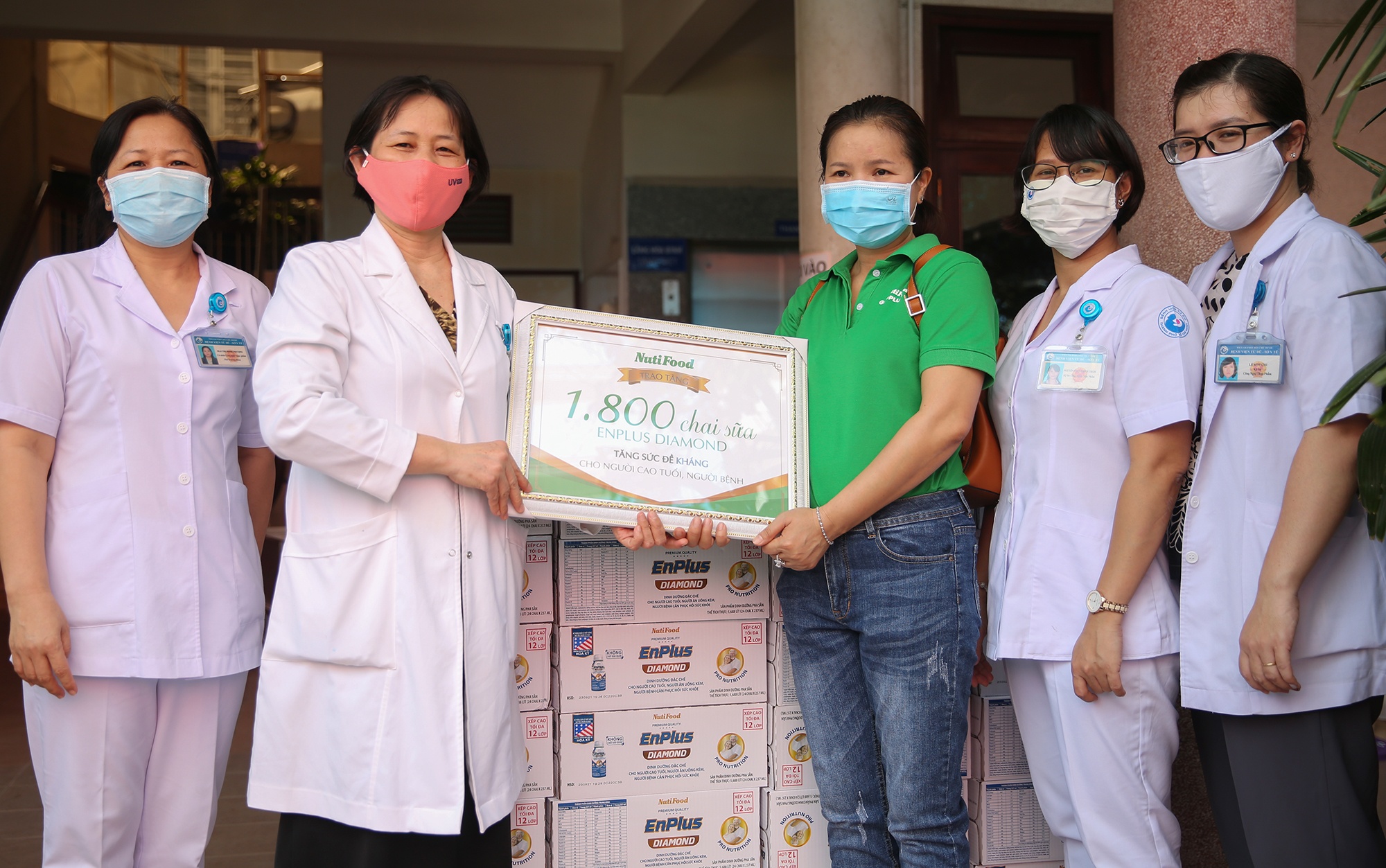 Video NutiFood tang 1.800 chai sua bao ve suc khoe bac si mua dich hinh anh