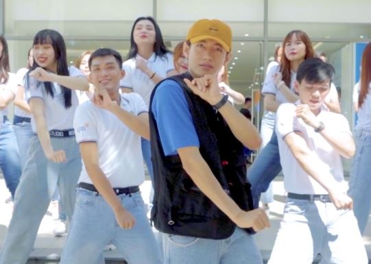 Video: Quang Dang nhay 'Online plus' hinh anh