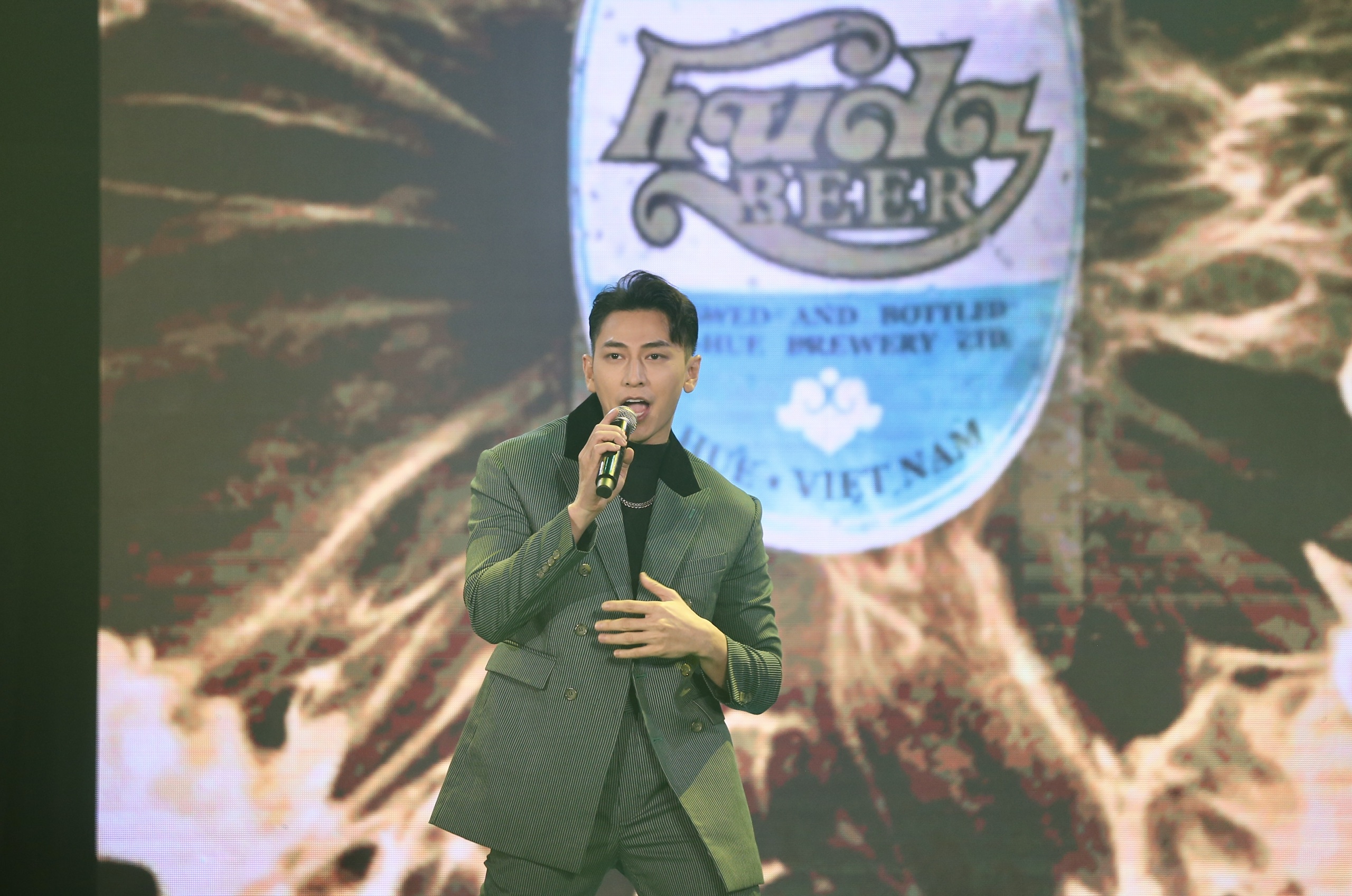 Video: Isaac ham nong san khau 'Cam on mien Trung vi 30 nam gan ket' hinh anh