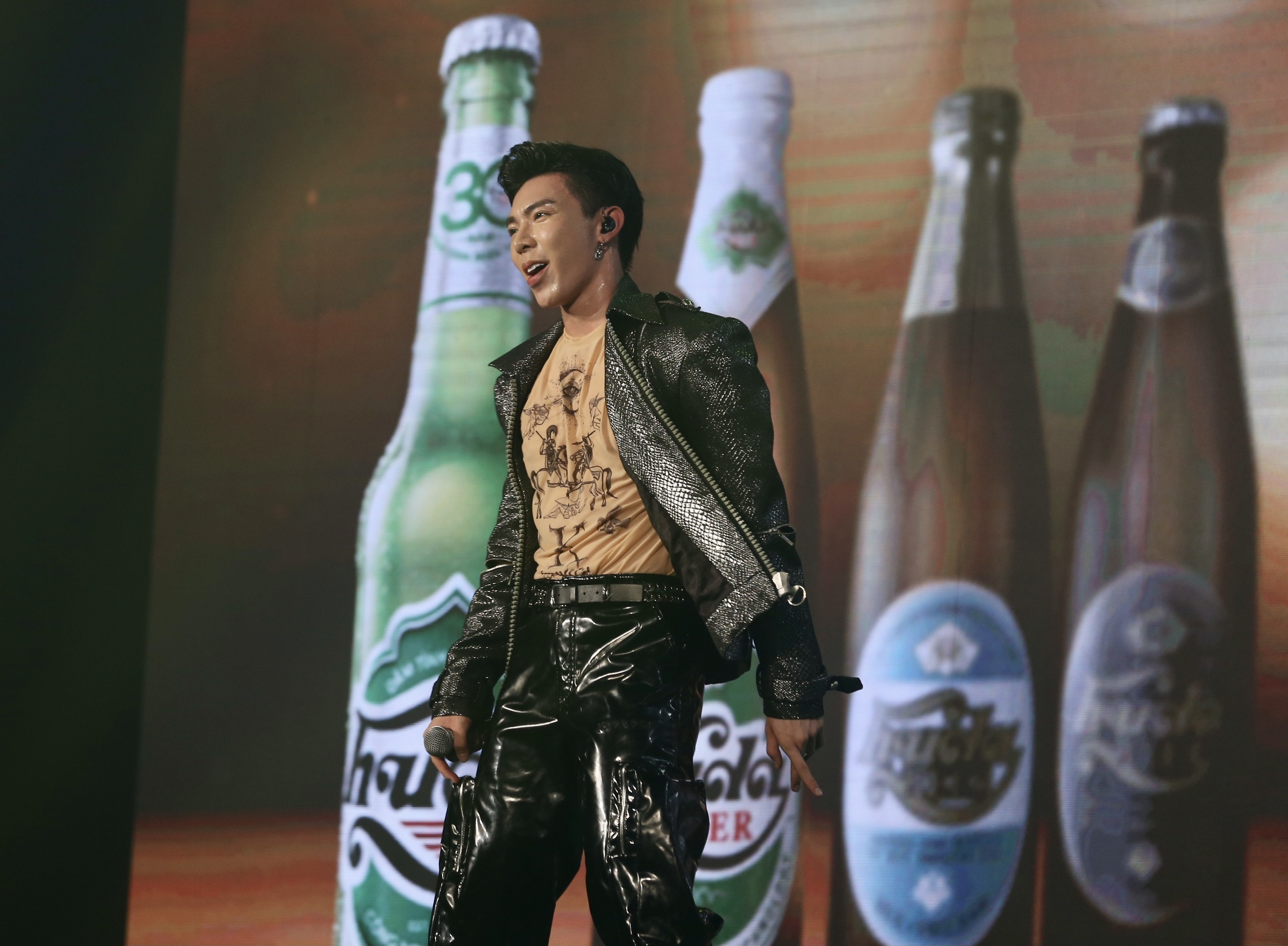 Video - Erik khoe chat giong muot ma trong dem nhac cua Huda hinh anh