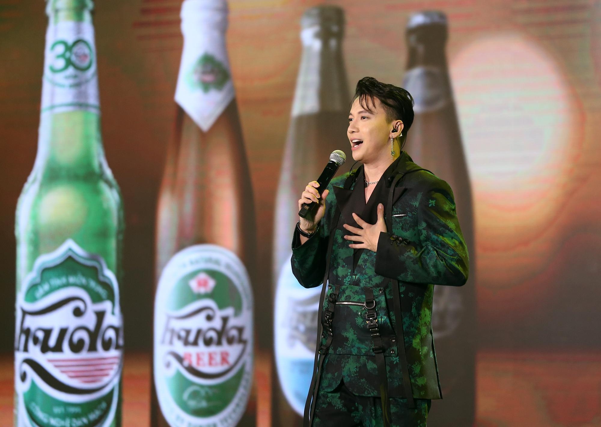 Isaac, S.T Son Thach va dan sao Viet khuay dong dem nhac truc tuyen hinh anh