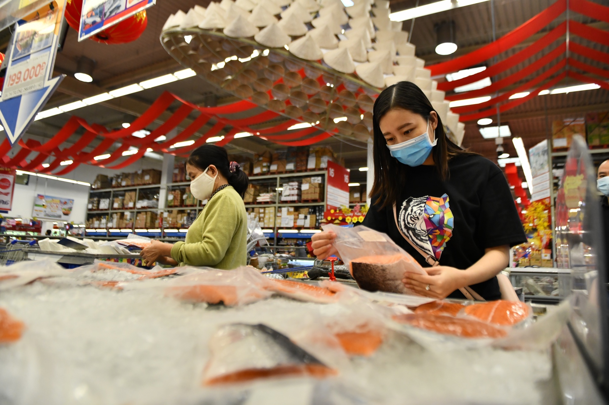 Video: Phia sau nghin tan hang len ke moi ngay phuc vu Tet hinh anh