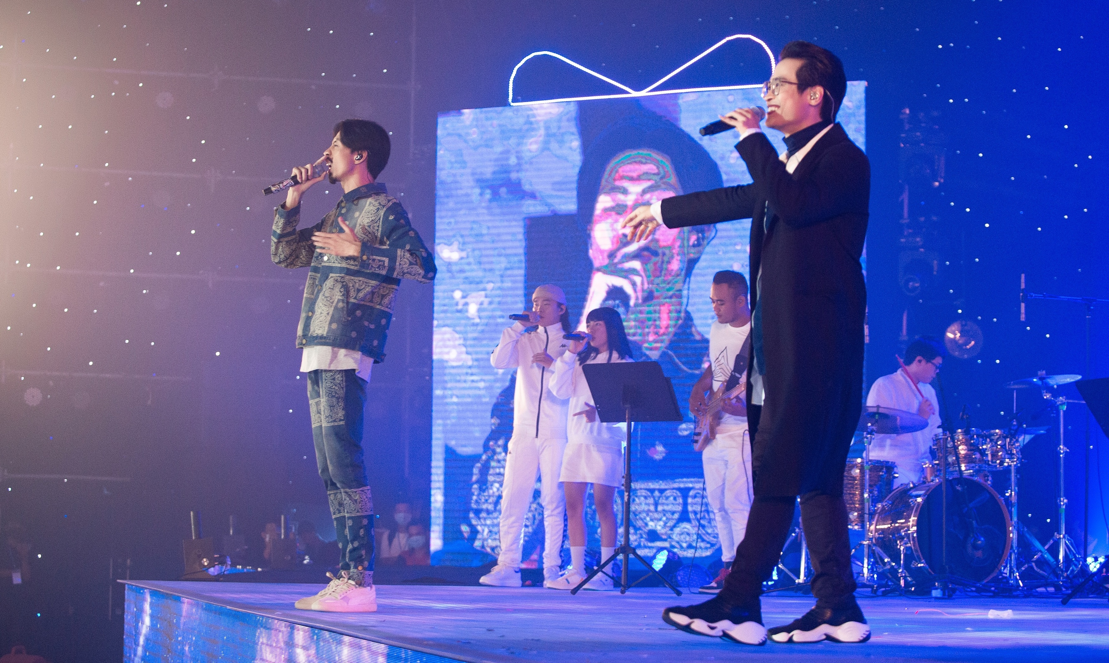 Video - Ha Anh Tuan dung chung san khau voi Den Vau hinh anh