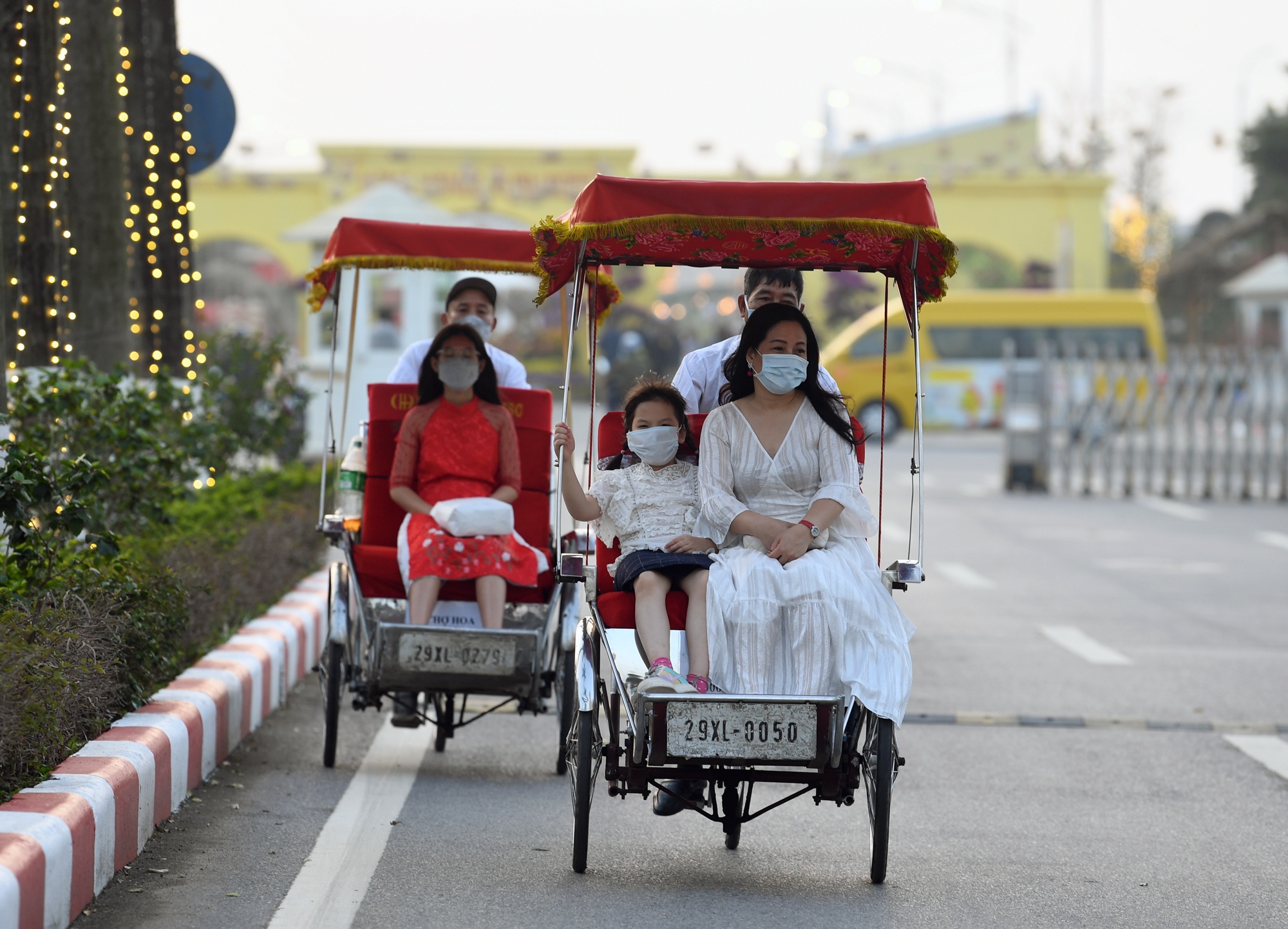 Video - Du khach check-in duong hoa, pho di bo tai Ha Noi hinh anh