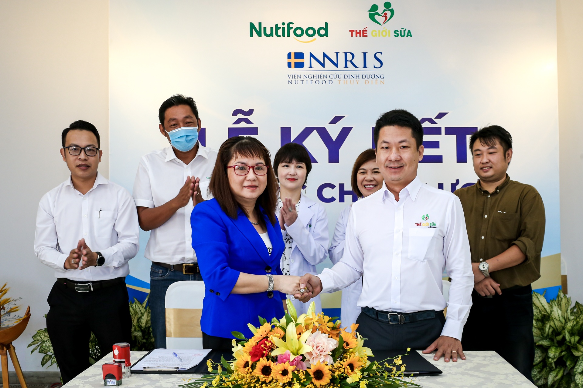 Nutifood ky ket hop tac voi The Gioi Sua hinh anh