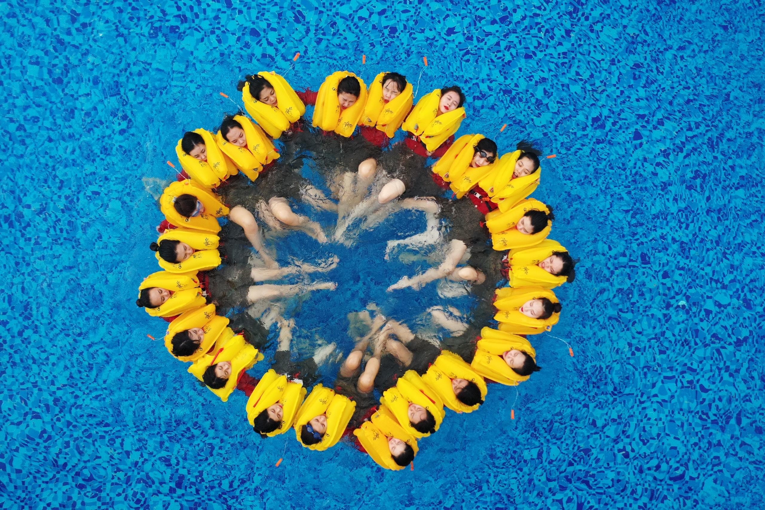 Hoc gi va mat bao lau de lam tiep vien hang khong? hinh anh