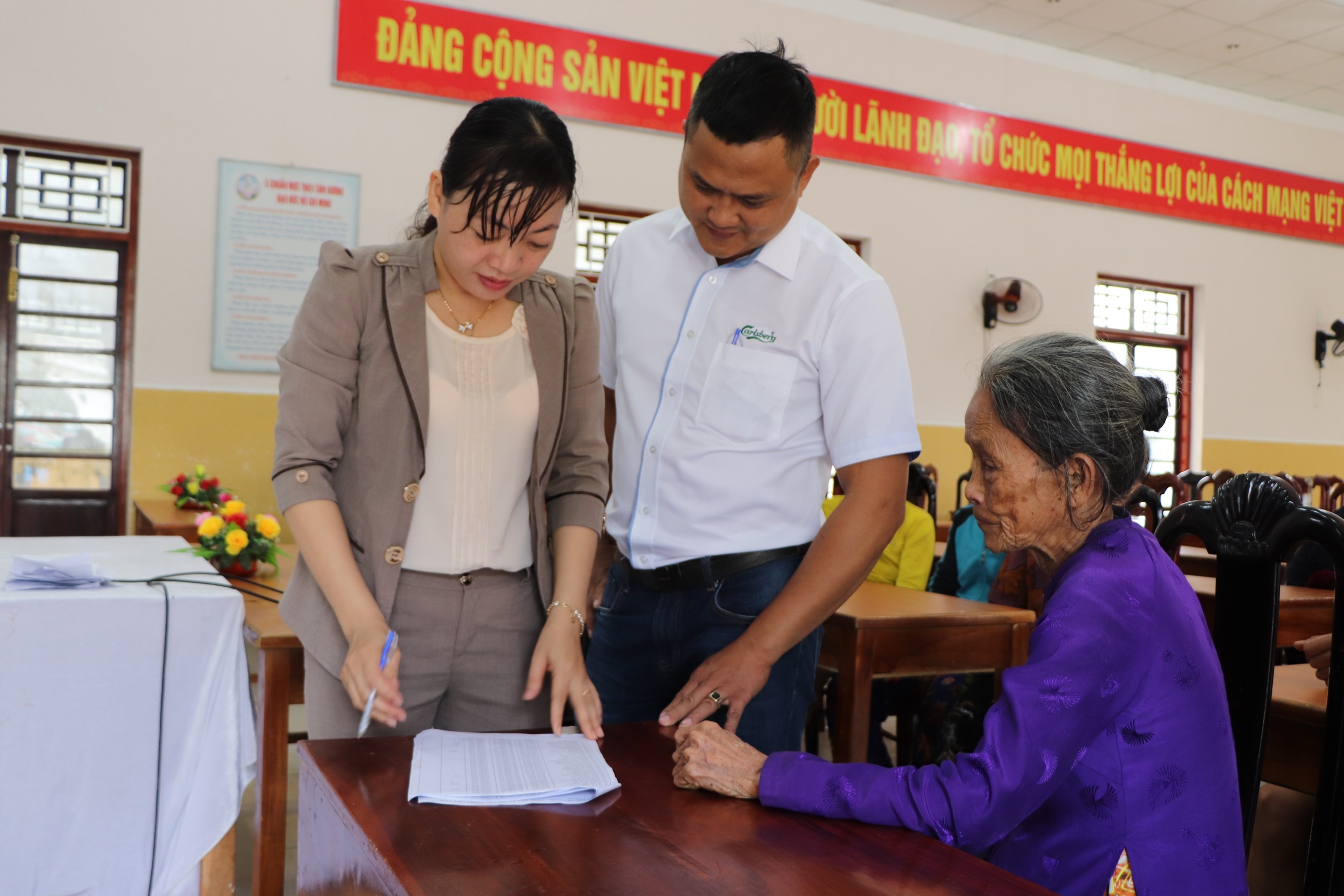 bao lu,  mien Trung,  cuu tro anh 4
