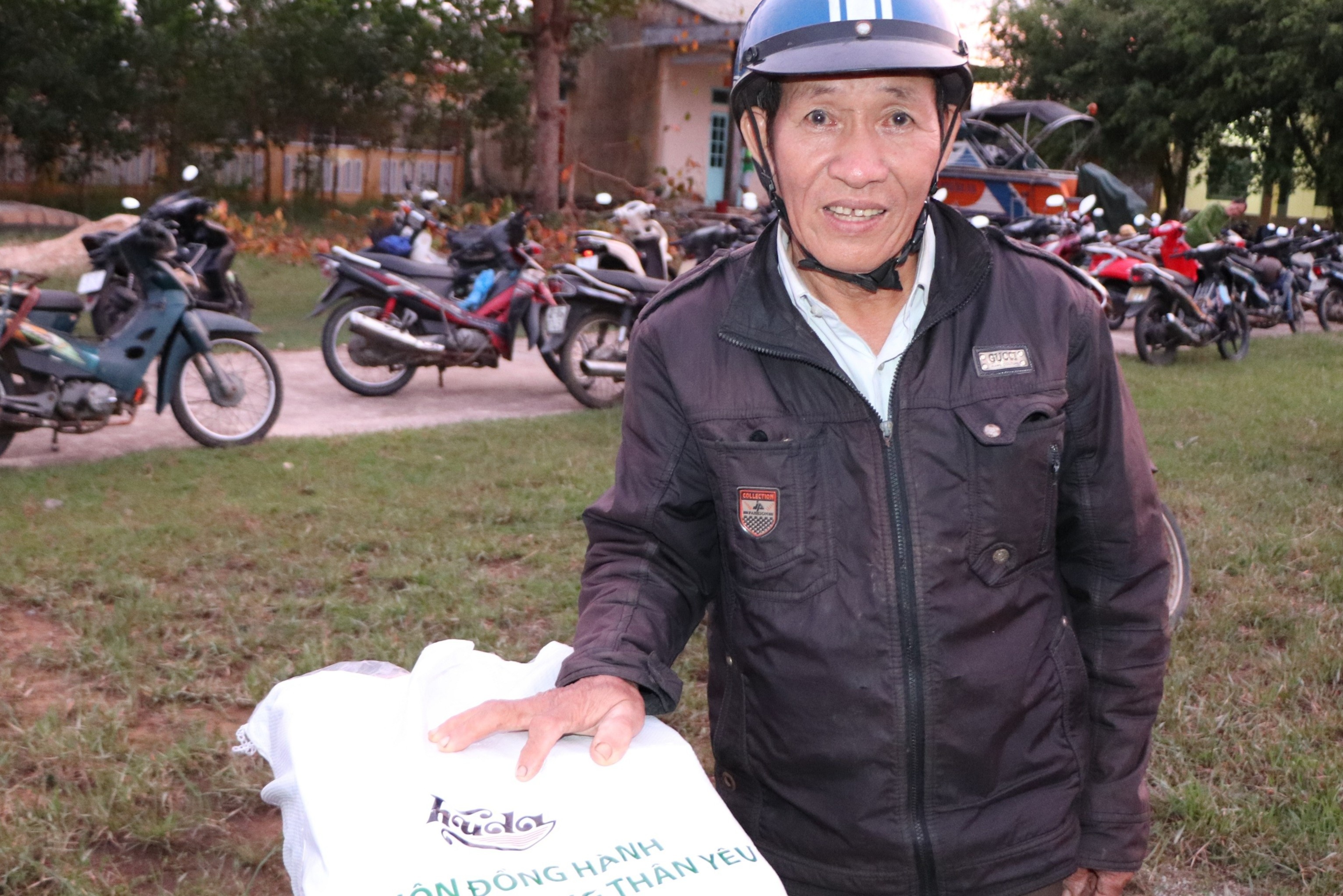 Nguoi dan Quang Nam cam dong nhan hang nghin suat qua cuu tro hinh anh