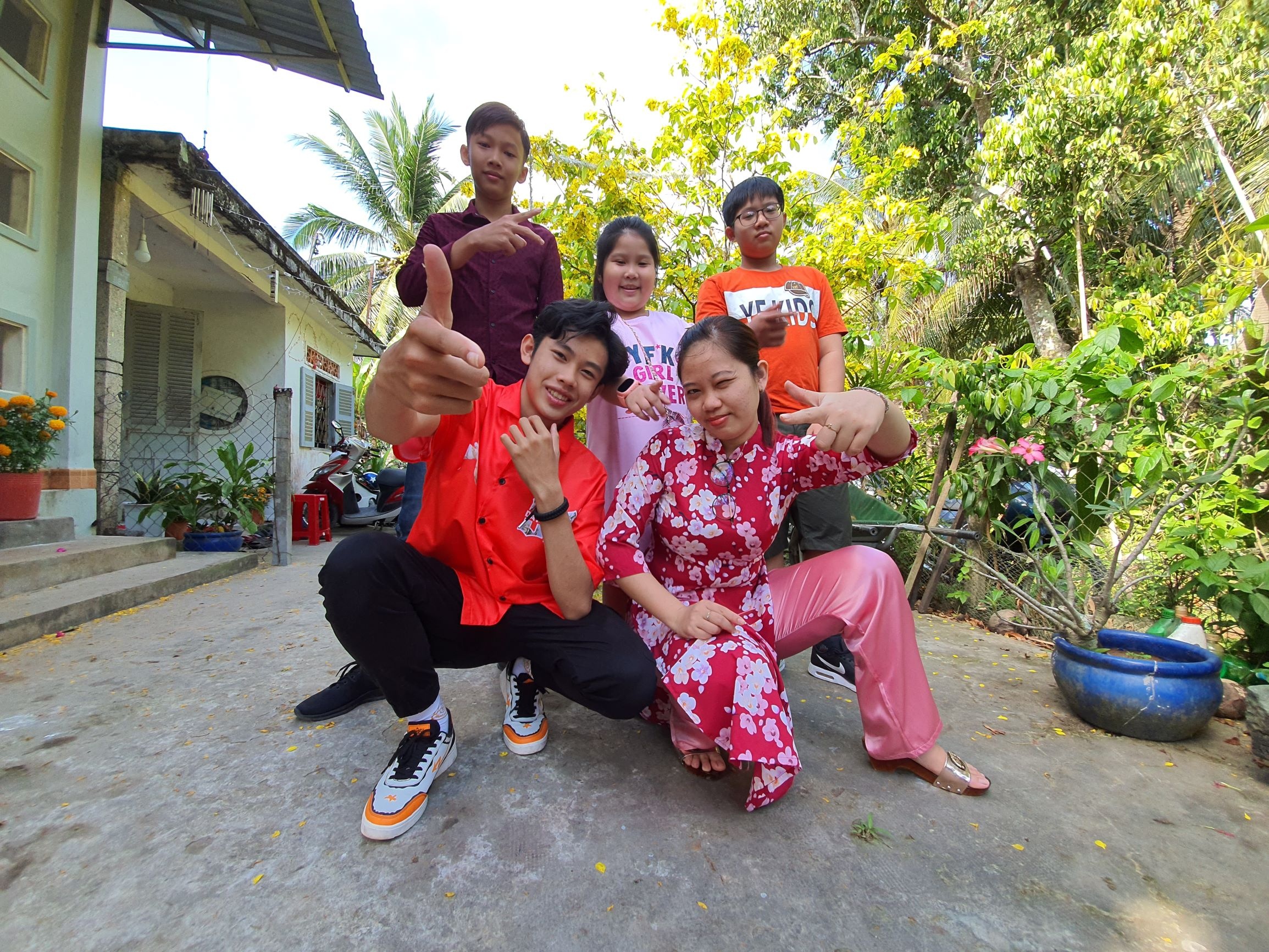 Vong tron sum vay dai gia dinh hinh anh