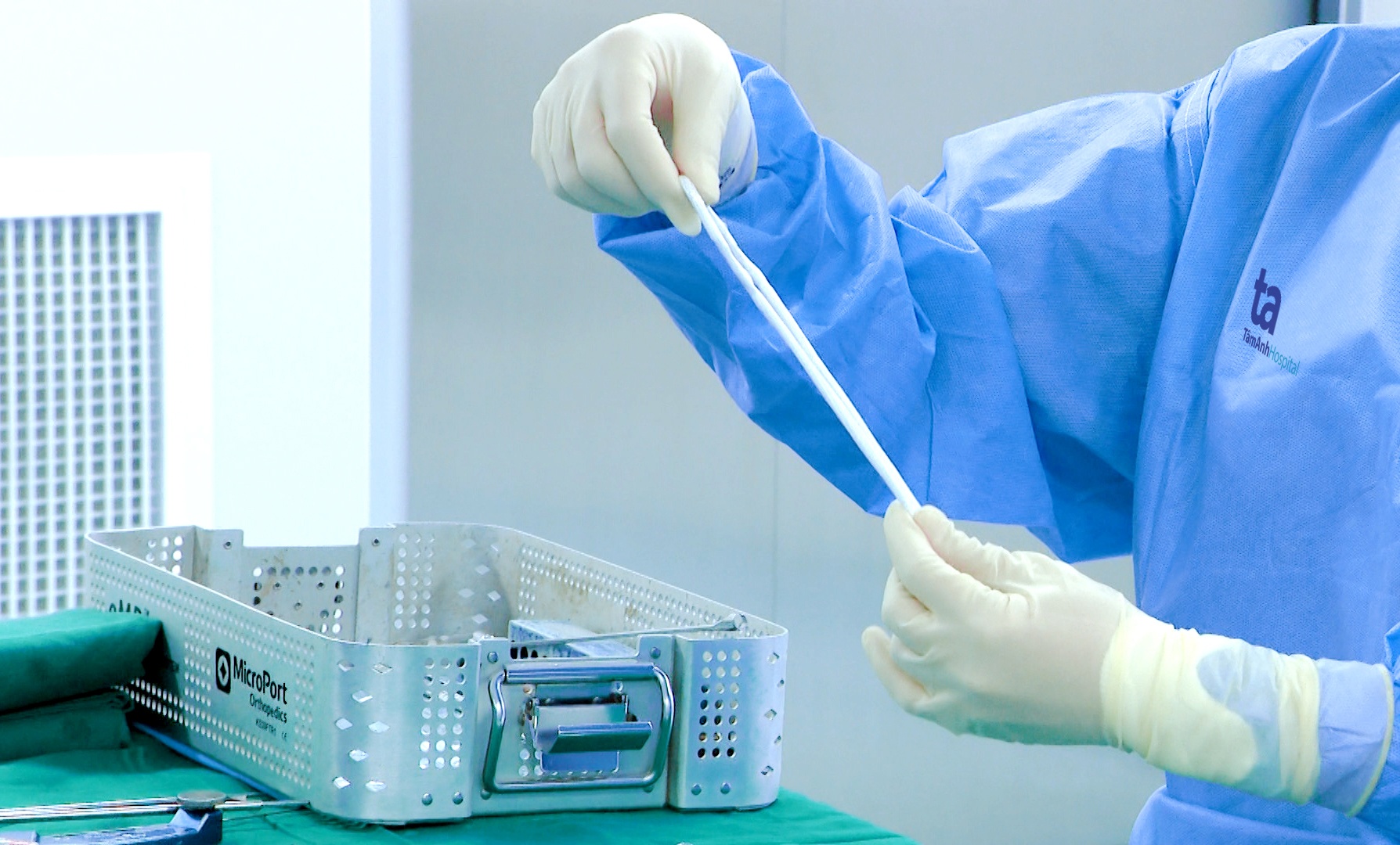 dut day chang,  chan thuong,  phau thuat,  day chang nhan tao,  benh vien Tam Anh anh 1