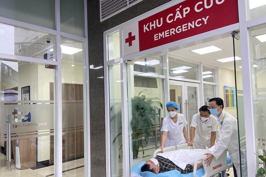 Cuu benh nhan nhoi mau co tim ngay khi may bay ha canh hinh anh