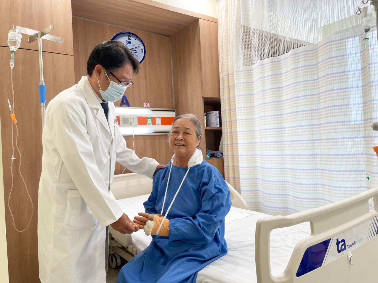 Cap cuu thung vung bung do tai nan xe dap hinh anh