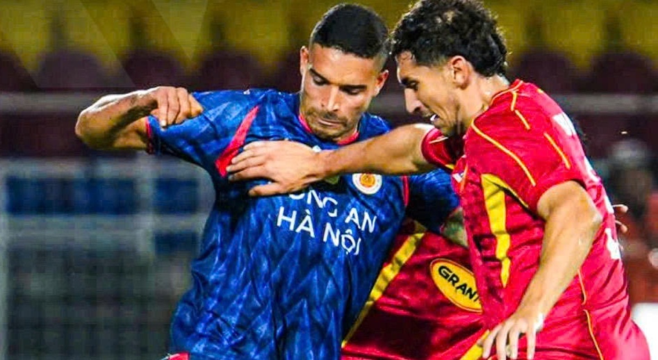 CAHN guc nga truoc doi bong Malaysia hinh anh