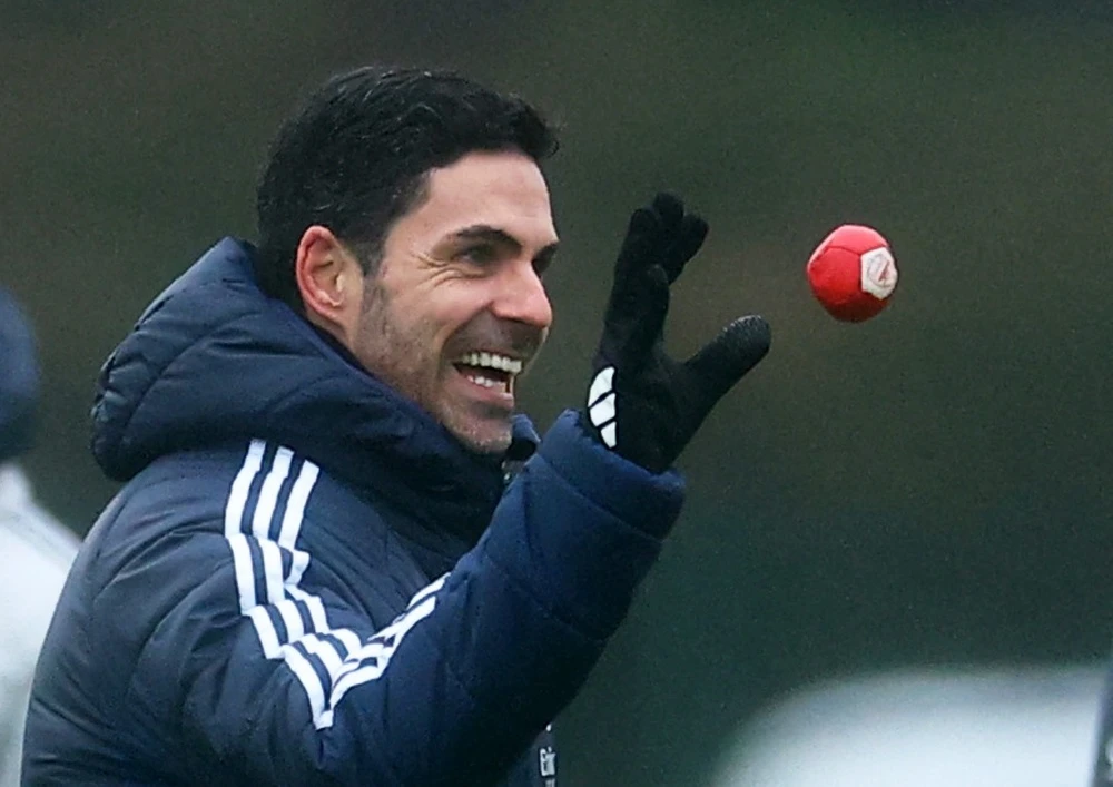 Arsenal truoc cot moc chua tung co o Champions League hinh anh