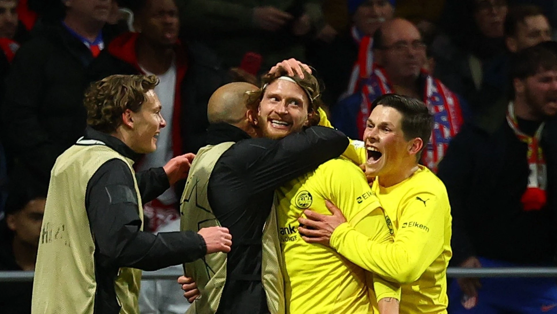 Bong da Bac Au bung no o Champions League hinh anh