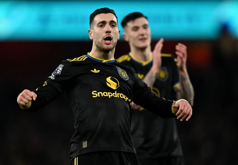 Real Madrid va Bayern Munich tranh gianh Dalot hinh anh