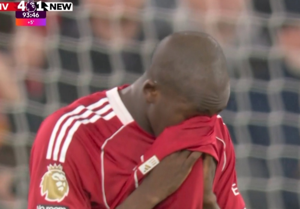 Sao Liverpool khoc nuc no hinh anh