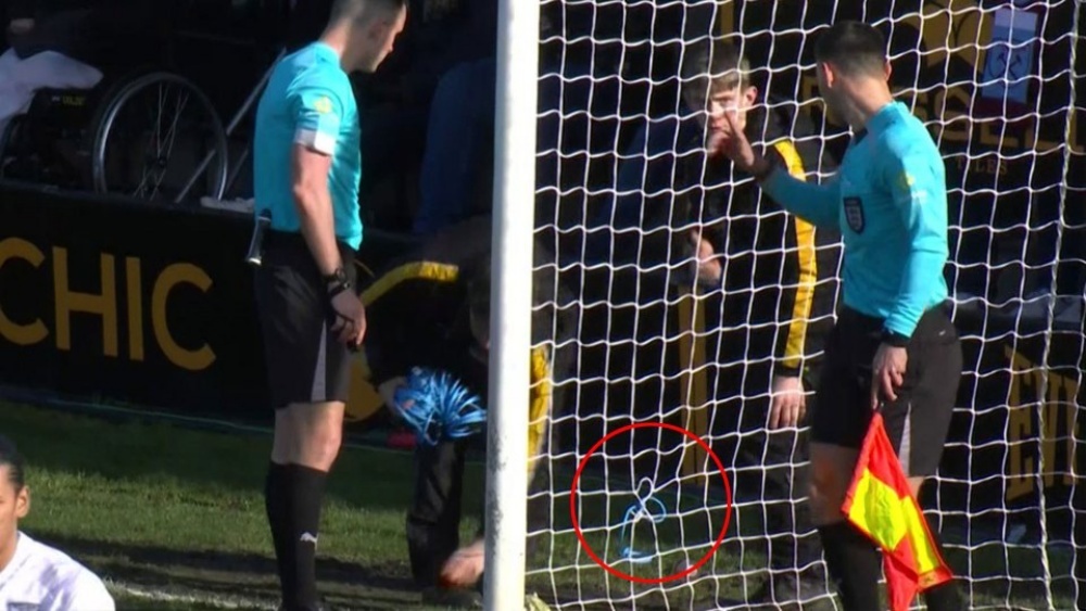 Tran Burton gap West Ham hoan lien tuc vi loat ly do bi hai hinh anh