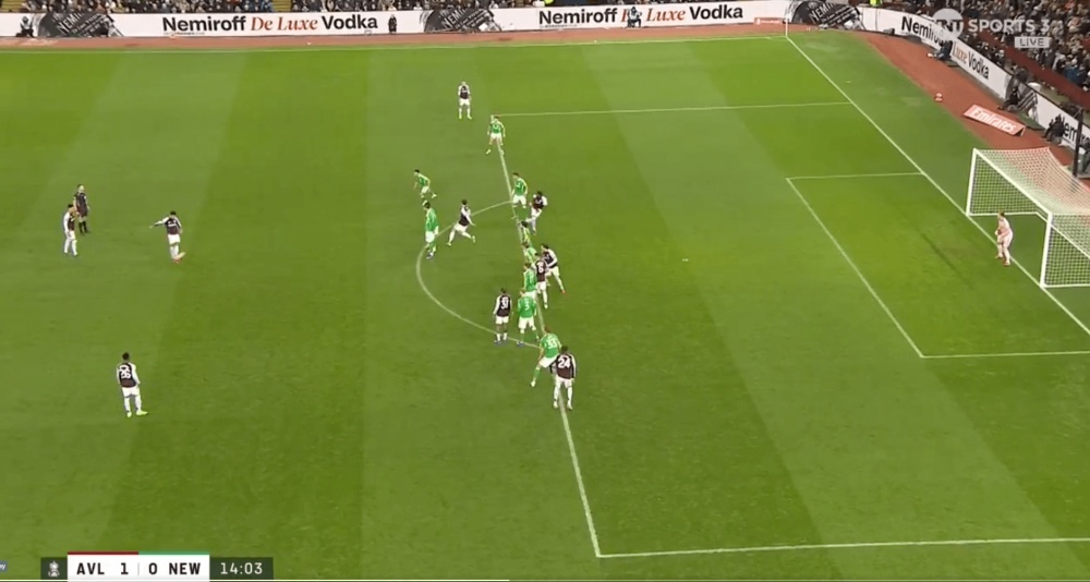 Trong tai mac 3 loi nghiem trong trong tran Aston Villa - Newcastle hinh anh