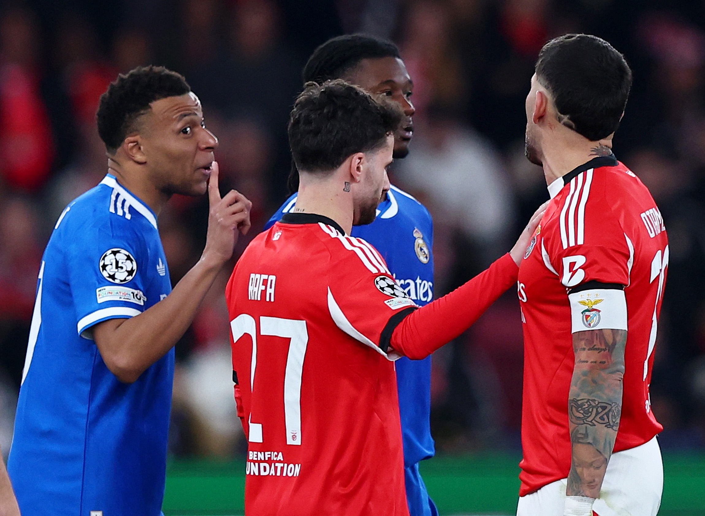 Mbappe noi gian giua con bao phan biet chung toc hinh anh