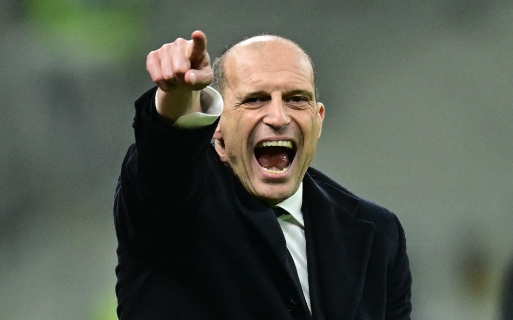 HLV Allegri goi Fabregas la 'nit ranh' hinh anh