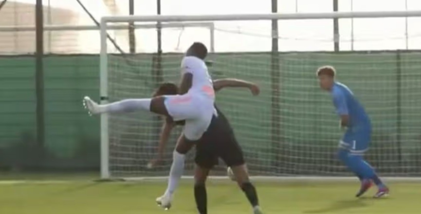 Jhon Duran dau vat o tran ra mat CLB Nga hinh anh