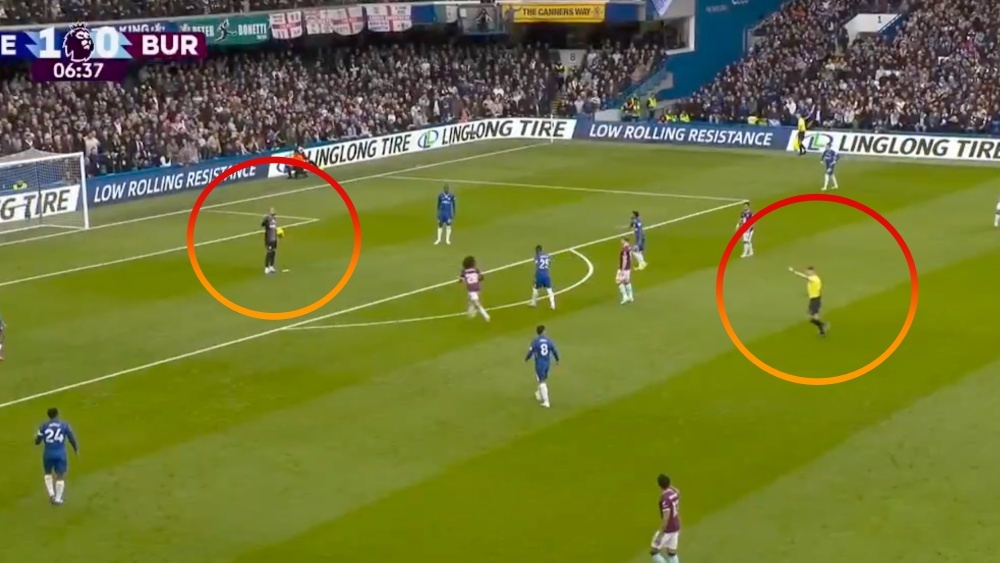 Vi sao Chelsea bi phat goc du bong trong tay Sanchez? hinh anh