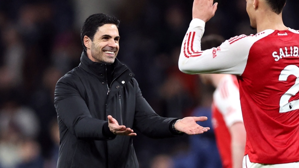 Arteta vuot mat Mourinho, Wenger hinh anh