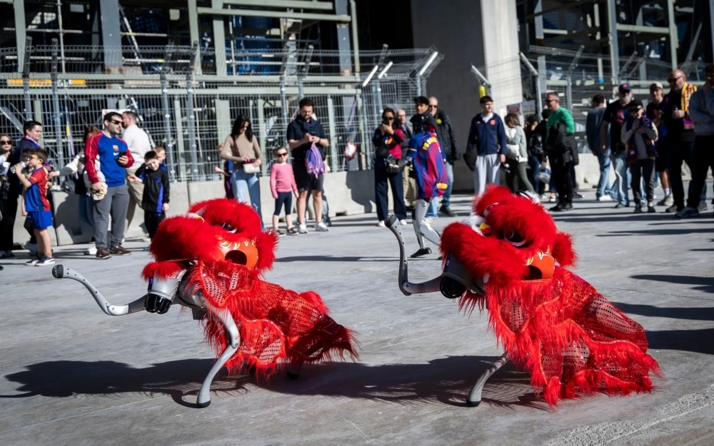 Robot Trung Quoc gay sot voi man mua lan truoc cong Camp Nou hinh anh