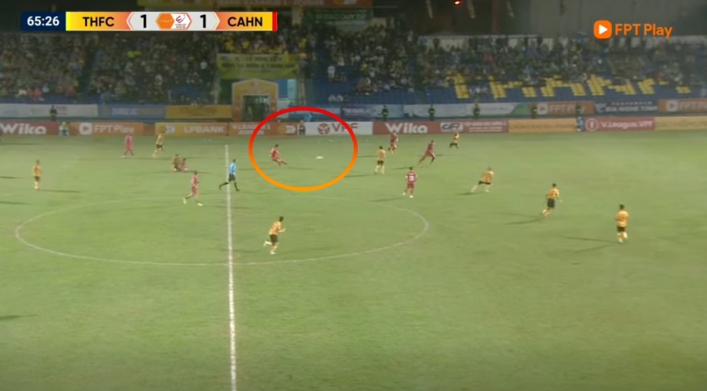 Van Hau ghi sieu pham tu giua san hinh anh