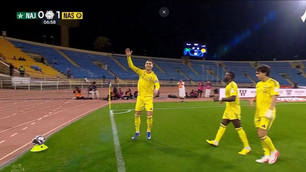 Vi sao Ronaldo an mung bang dong tac up ro? hinh anh