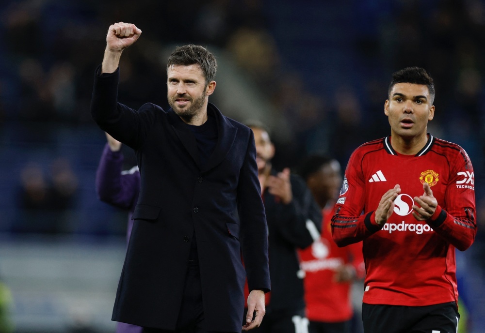 Dan sao MU ung ho Carrick ngoi ghe nong dai han hinh anh