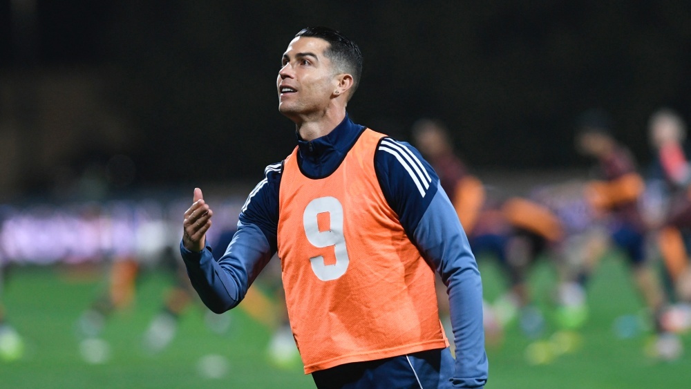 No lon o Riyadh, CDV cau nguyen cho Ronaldo hinh anh