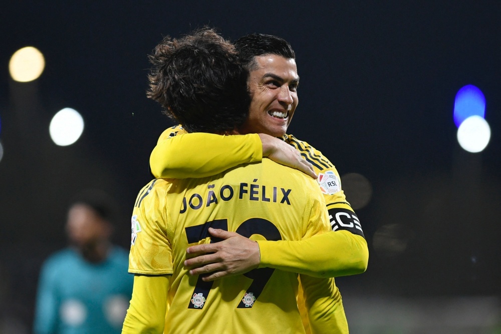 Khong sut hong penalty, Ronaldo da co 1.000 ban hinh anh