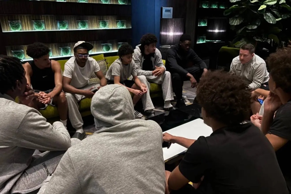 Danh bom trong luc doi tre Monaco, Real dang thi dau hinh anh