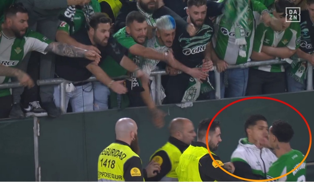 Antony gay go voi chinh CDV Betis hinh anh