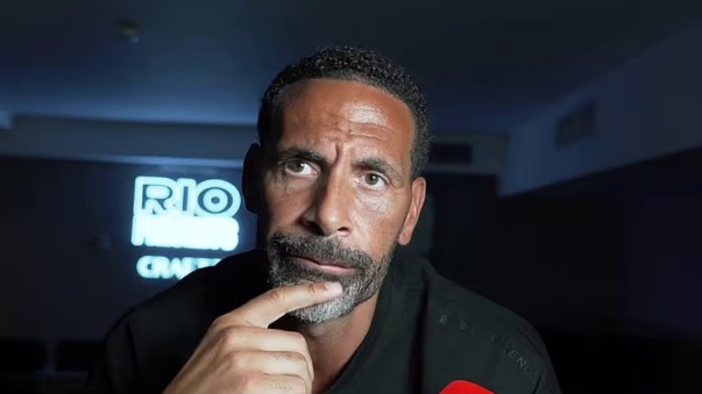 Rio Ferdinand xuong ham tru an giua bom dan hinh anh