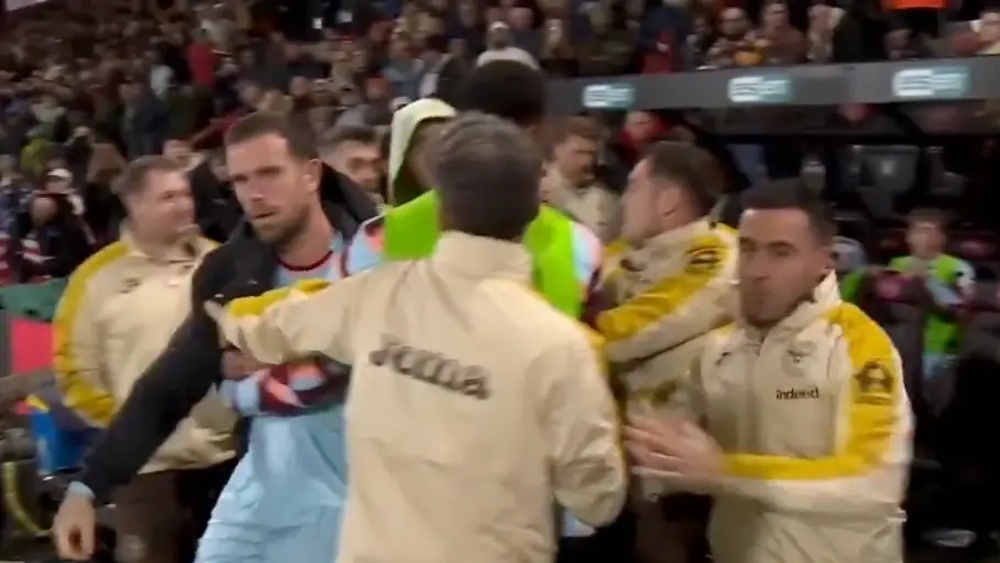 Henderson bat ngo mat kiem soat hanh vi sau tran hinh anh