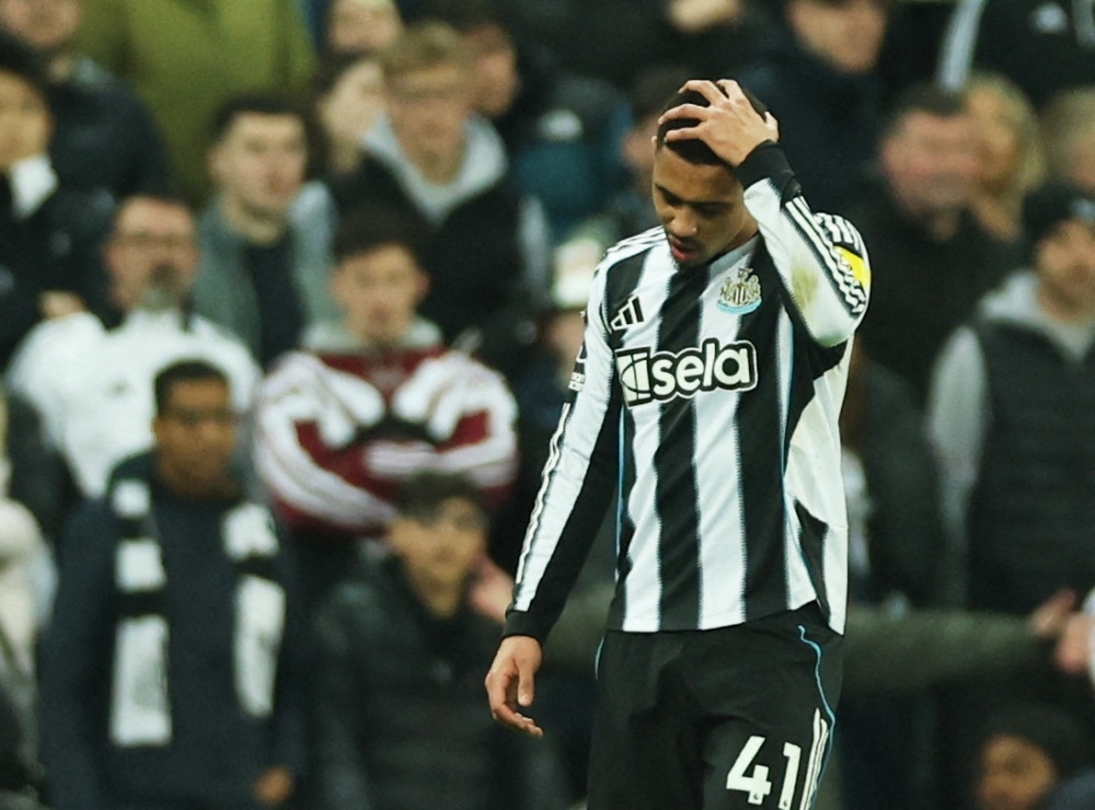 The do gay tranh cai cua Ramsey o tran Newcastle gap MU hinh anh