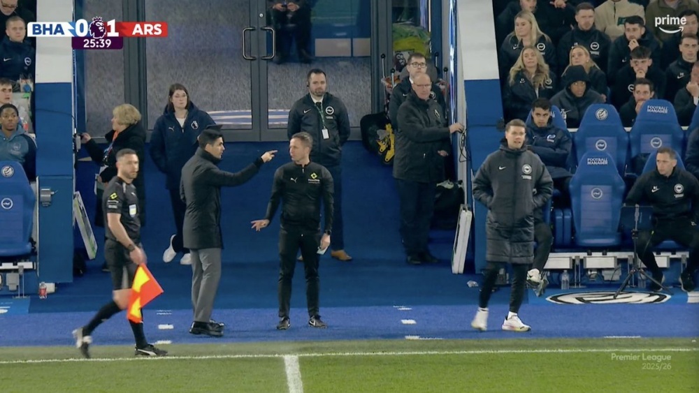 Cu chi tay gay day song cua Mikel Arteta hinh anh