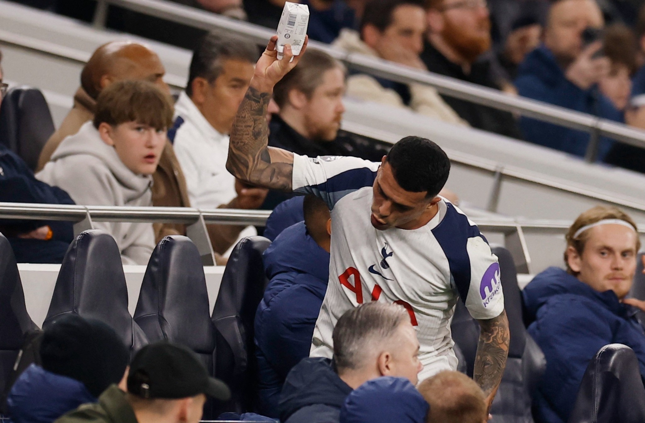 Cau thu Tottenham hanh dong gay phan no hinh anh