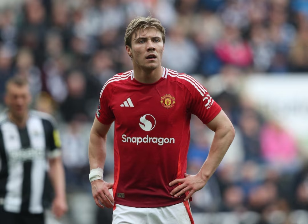 Hanh dong gay bat binh cua Hojlund voi CDV MU hinh anh