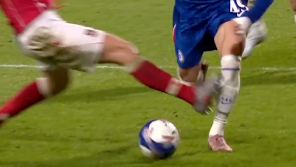 Cu dap tho bao vao chan Garnacho hinh anh