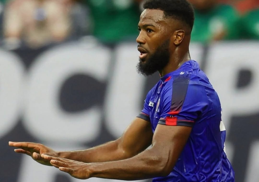 Trai nghiem kinh hoang cua cuu cau thu Wolves o Iran hinh anh