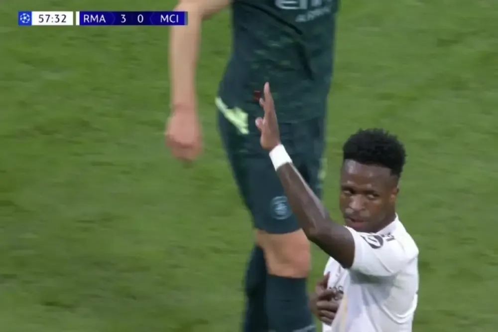 Phan ung cua Vinicius khi sut hong phat den hinh anh