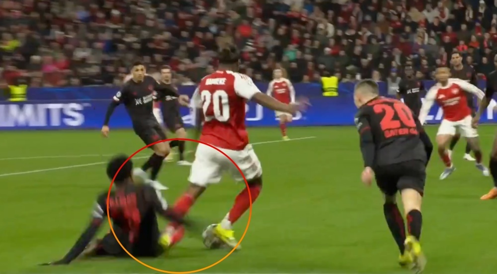 Qua phat den gay phan no cua Arsenal hinh anh